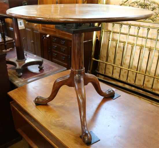 George III mahogany tea table, Diam. 2ft 8in. H.2ft 4in(-)